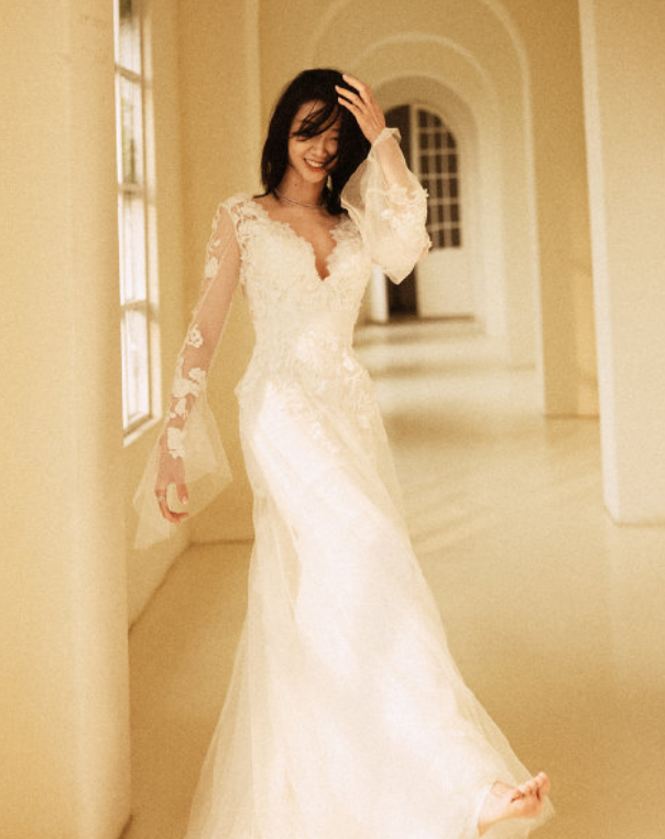 苗苗产后首封公开婚纱打扮美轮美奂有料身材惹人叹