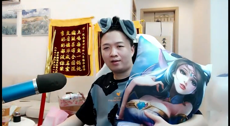 吕德华生日会神秘礼物终揭晓,虎牙官方赠送土鸡,暗讽吕德华技术