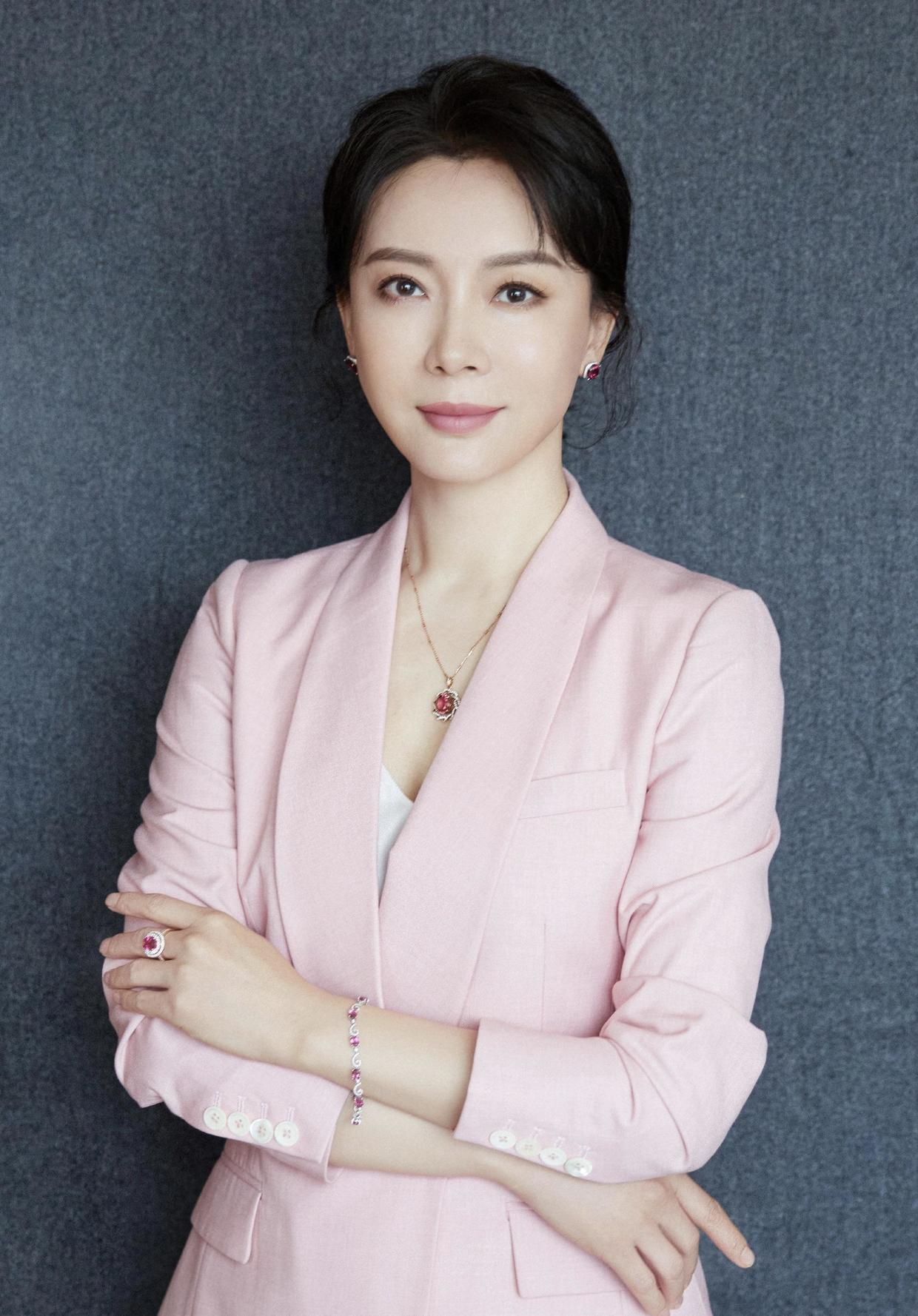 陈数也学年轻人赶时髦条纹衬衫外面配抹胸意外时髦高级