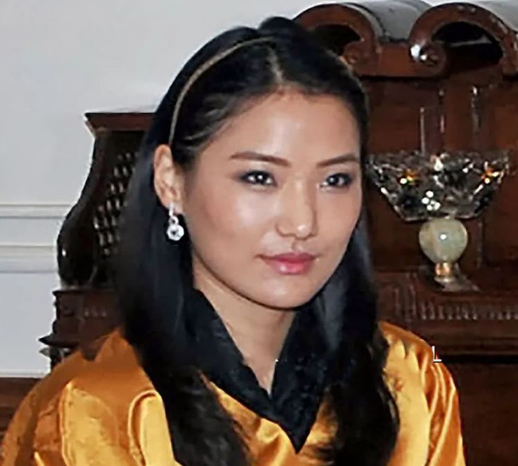 罕见盘发超惊艳,却被身边小姑子抢了风头|佩玛|王后|不丹_新浪新闻