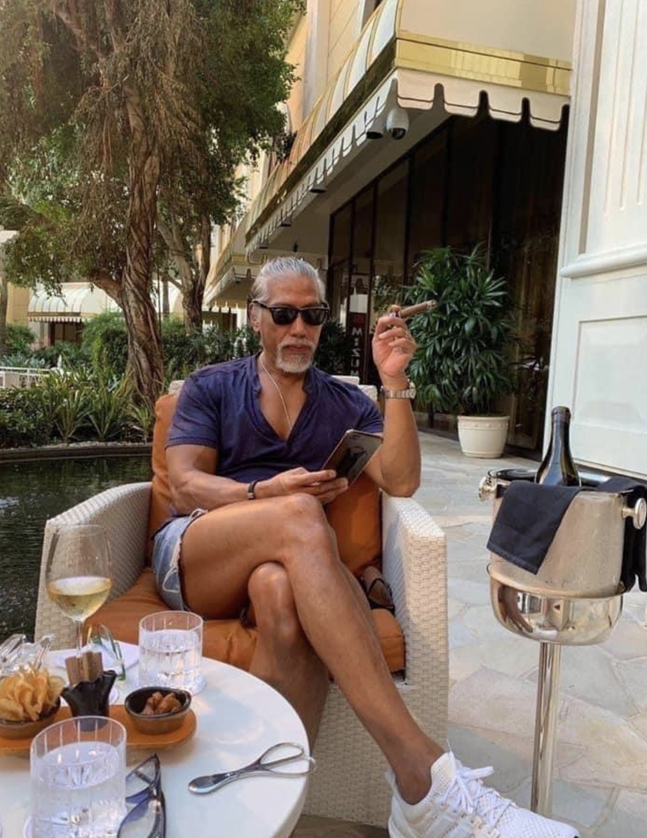 洗米华夫妇高调为干妈庆生,张耀扬现身抢风头,头发花白肌肉健硕