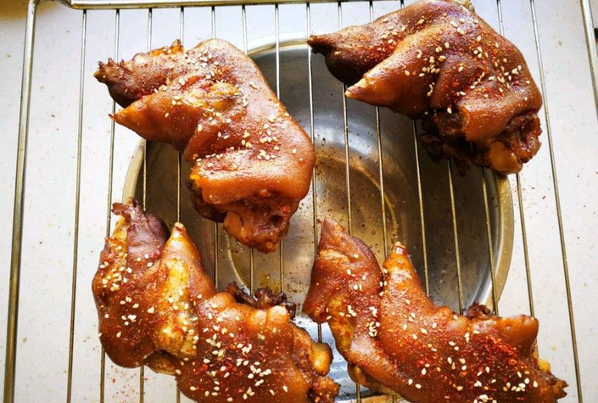 秘制烤猪蹄,先卤后烤,香辣入味,学会就可以摆摊