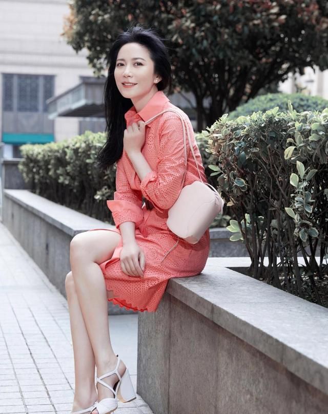 50岁俞飞鸿不服老穿粉红裙子毫无违和感这哪像阿姨辈