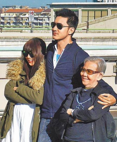 立威廉一家被偶遇老婆罕露面扎丸子头和女儿穿母女装甜美可人