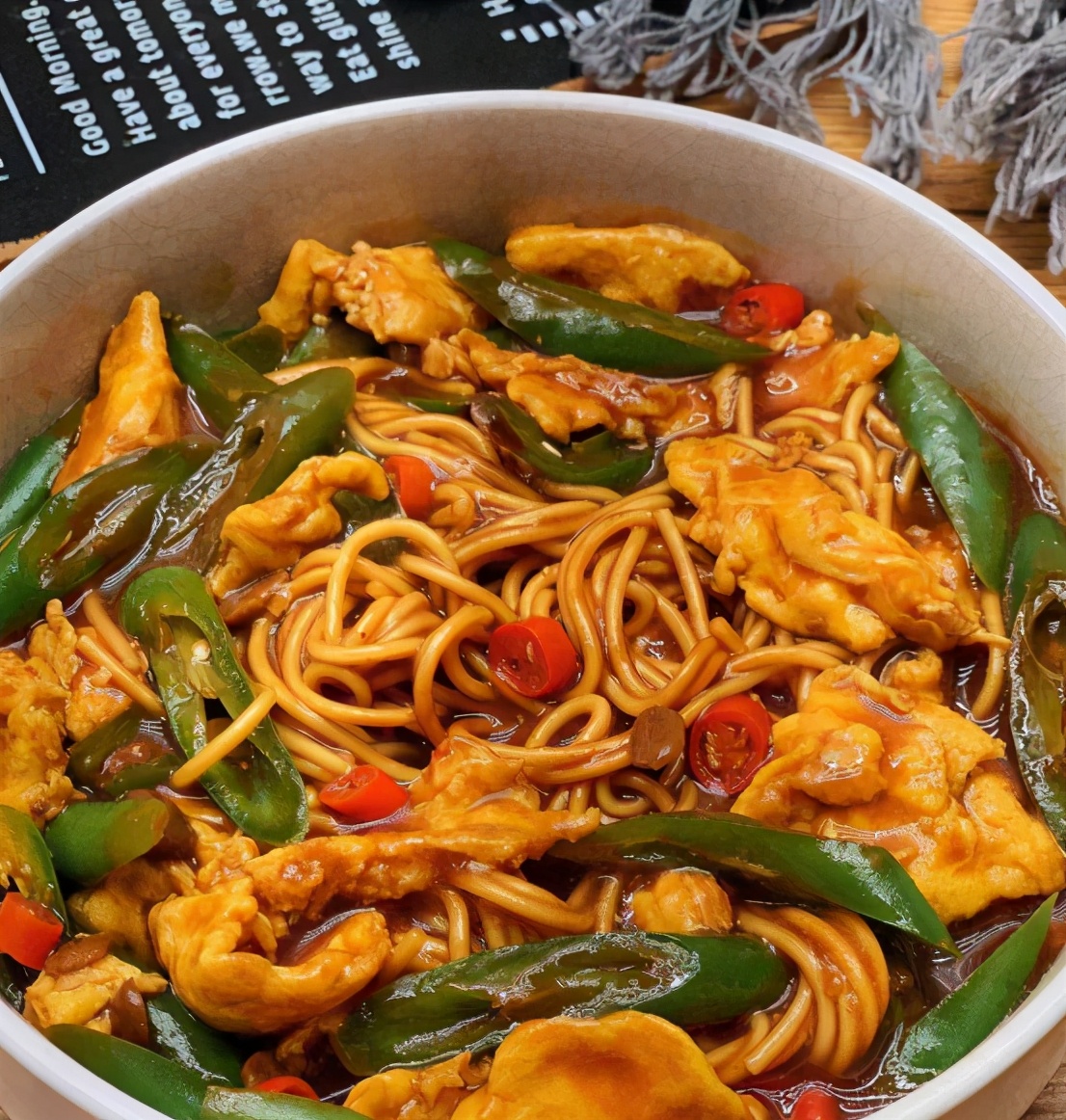 好吃到尖叫的青椒鸡蛋酱拌面