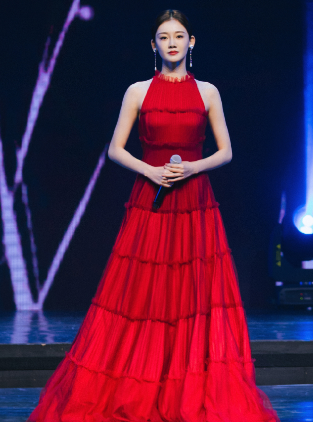 苗苗产后首封公开婚纱打扮美轮美奂有料身材惹人叹