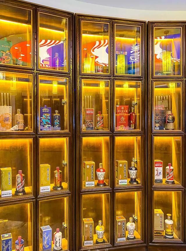 除了茅台酒文化墙之外,前台背后的弧形墙内的每个多宝阁中,都是不同