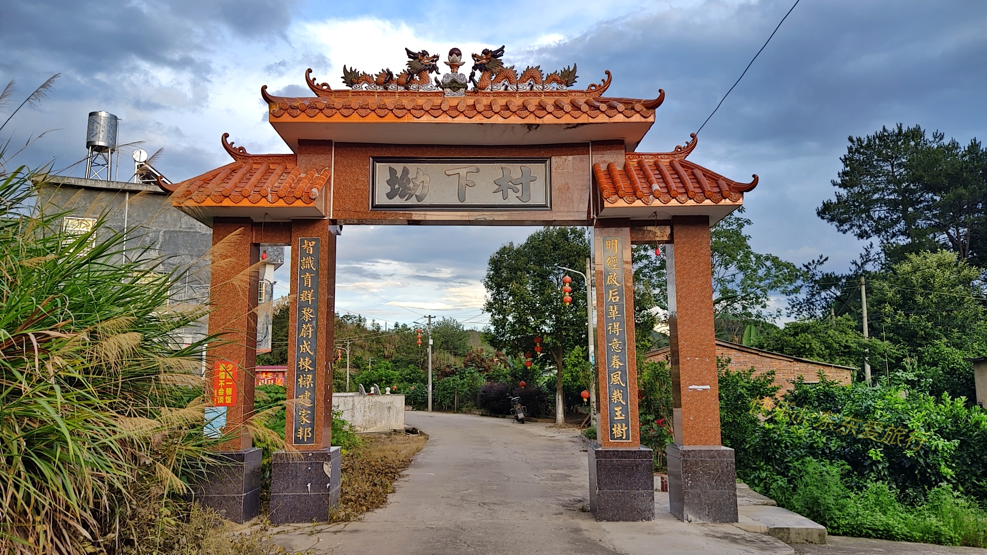 广东梅县松源境内发现一个很隐蔽的石洞人工开凿我不敢进去看