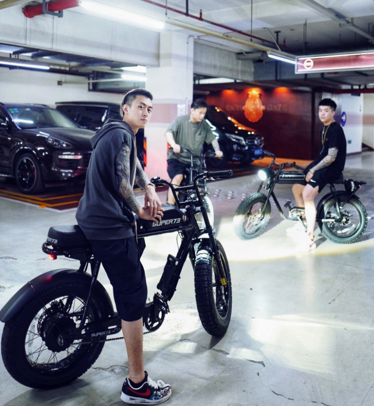 富二代秦奋骑5万电动车现身!身形纤瘦五官帅气,侧面鼻梁太抢镜