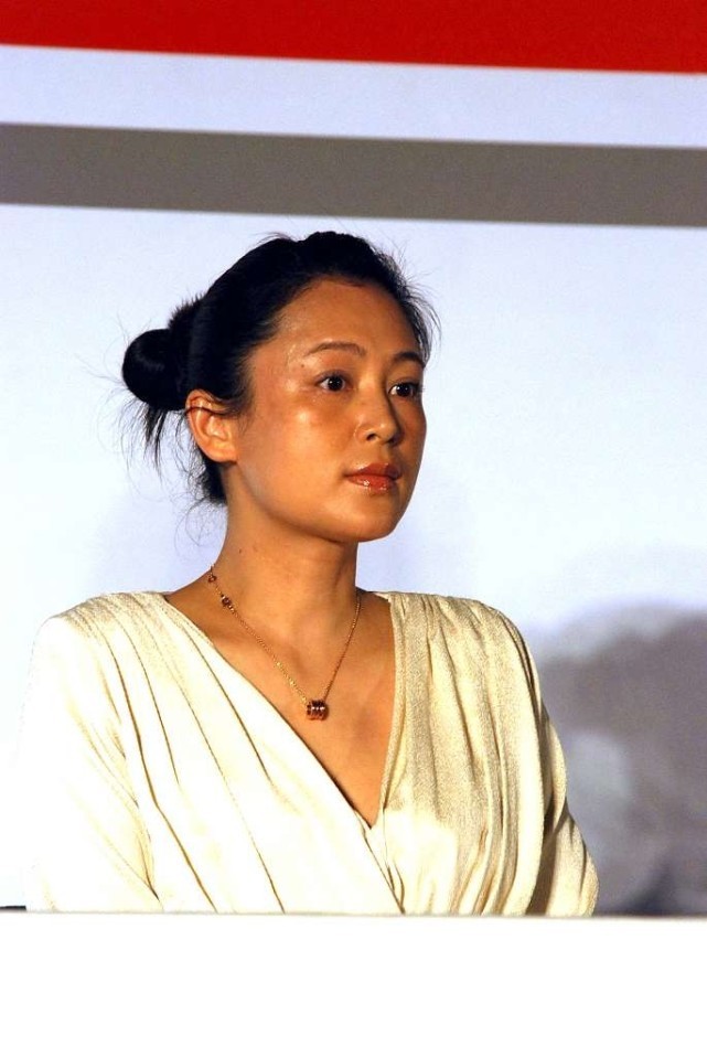 陈红不化妆的样子看着还是有点反差的虽然五官精致但皮肤显黄