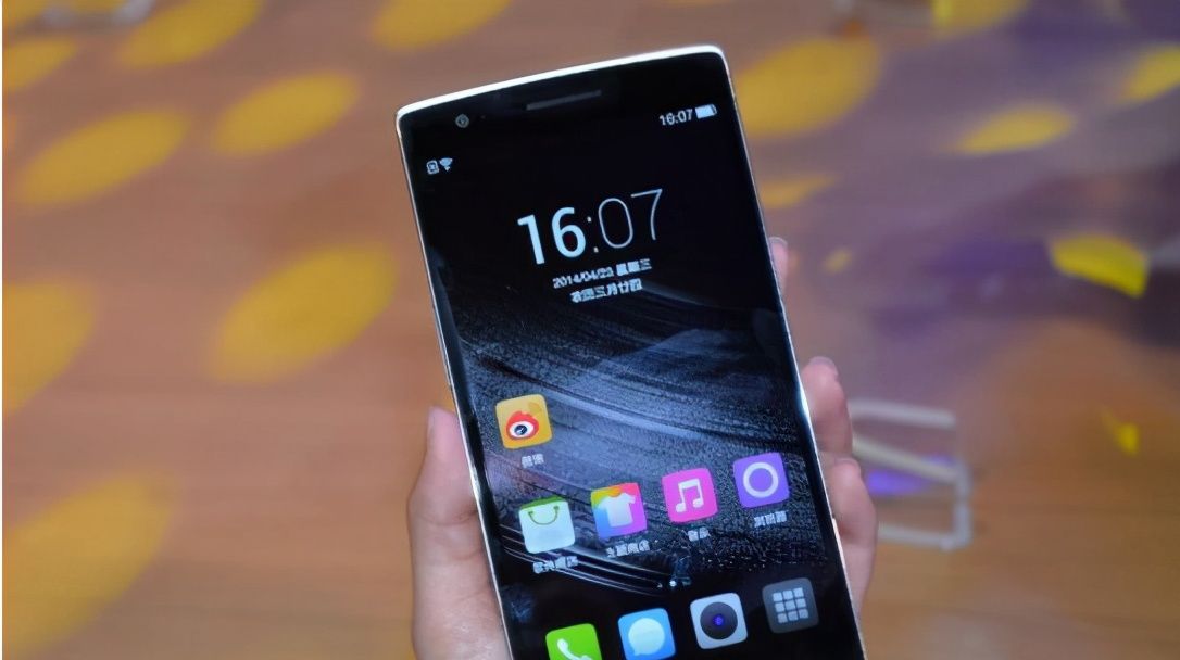 不输iphone67年前的一加1还有300多位活跃用户