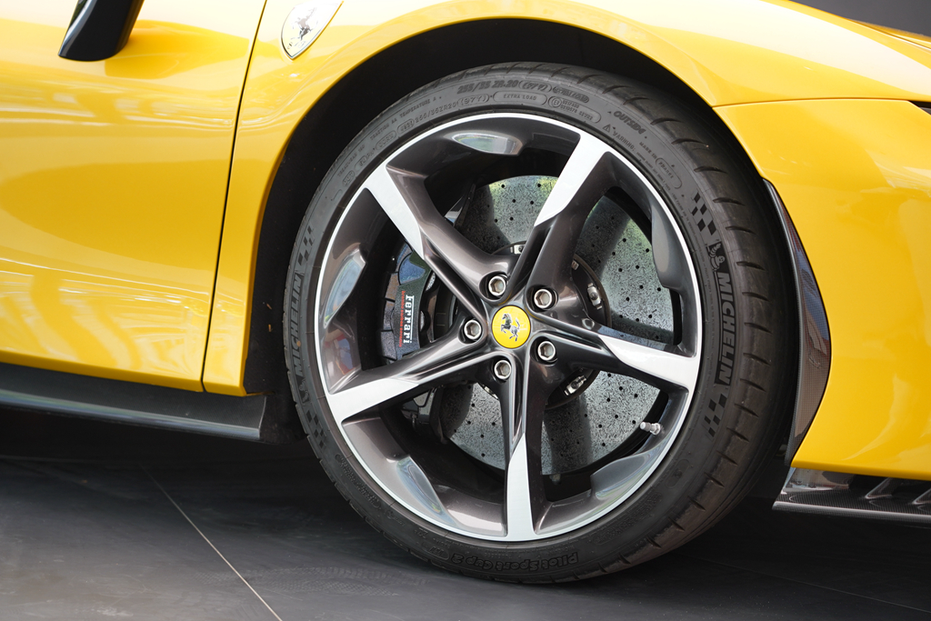 体验法拉利sf90 spider,千匹马力敞篷混动超跑,2.5秒可破百