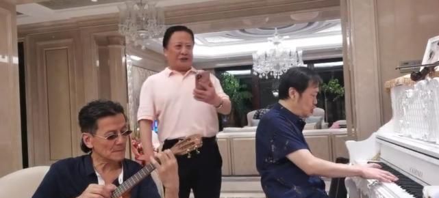 李小璐在豪宅为妈妈庆生,高龄妈妈跳舞助兴,爸爸也是十分的配合休闲区蓝鸢梦想 - Www.slyday.coM