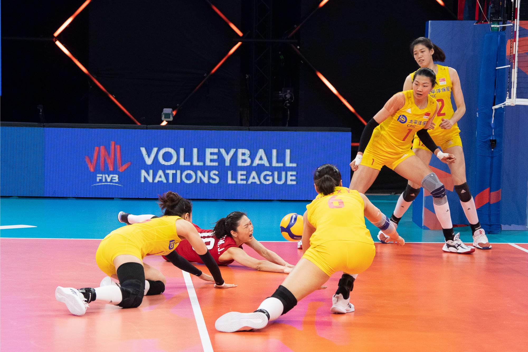 郎平很无奈:东京奥运会女排自由人之争很激烈!带2人还是1人呢?