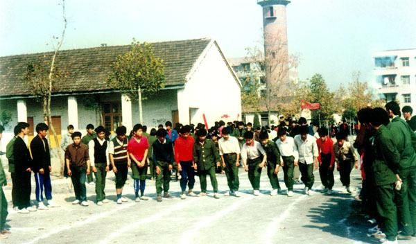 九十年代老学校的老旧回忆九十年代中期,我家搬到了镇上的初中,住在