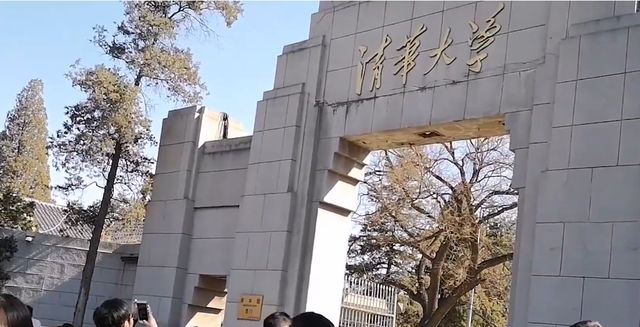 回到高中备战第三次高考, 以703的高分被清华大学录取,次年再次因为