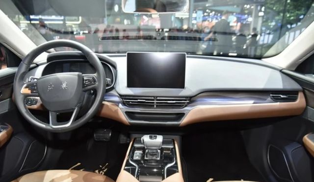 相比于进行重新设计的外观,红旗e-qm5的内饰就跟红旗h5基本保持一致