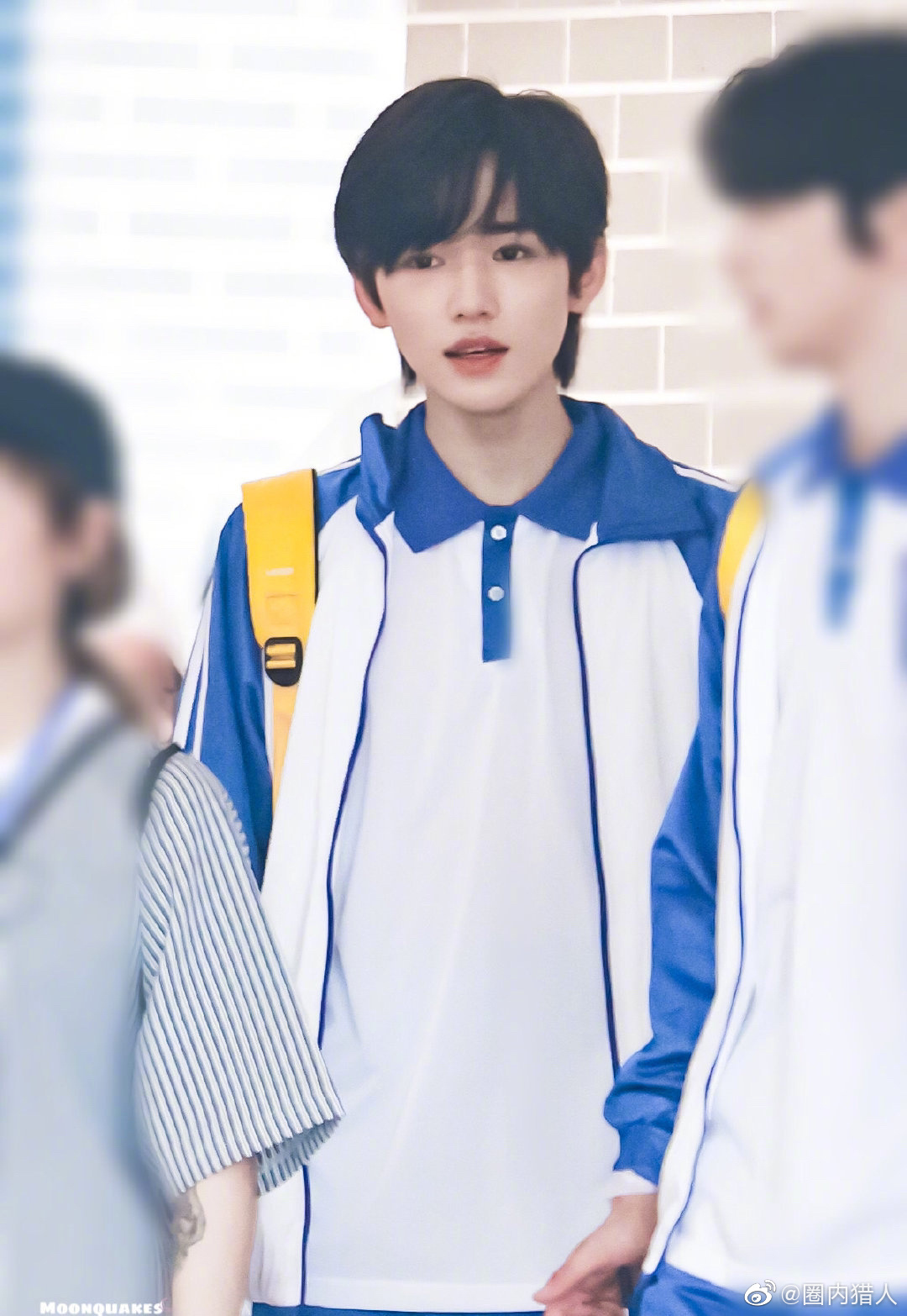 时代少年团的宋亚轩蓝白校服自拍饭拍