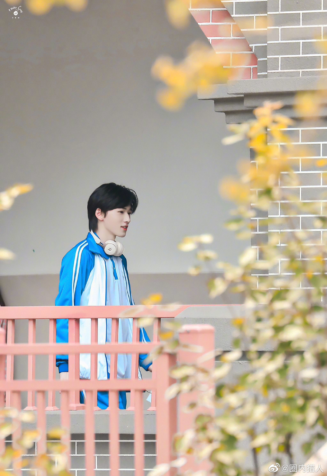 时代少年团的宋亚轩蓝白校服自拍饭拍