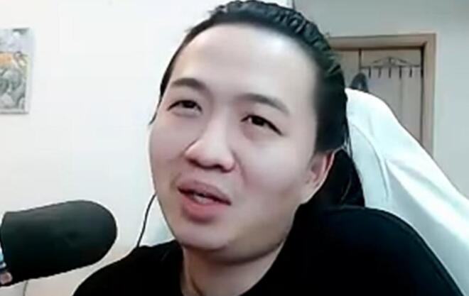 吕德华做了最错误的决定,在直播间过生日,不料收到奇葩礼物