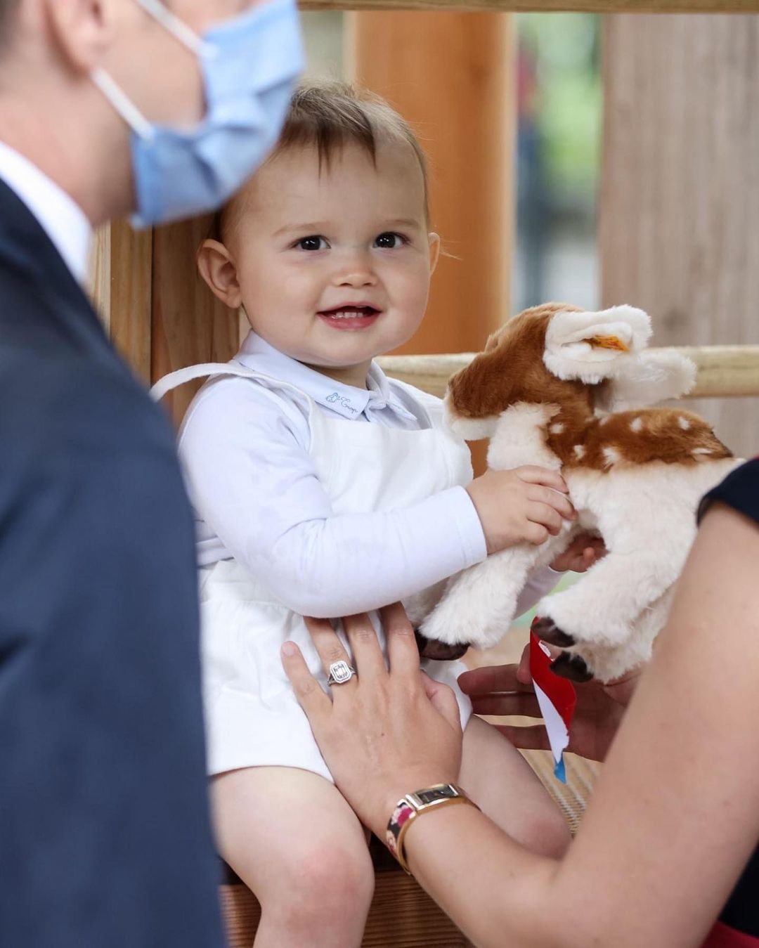 卢森堡1岁小王子亮相,大眼超萌太像路易,37岁王储妃老成奶奶辈