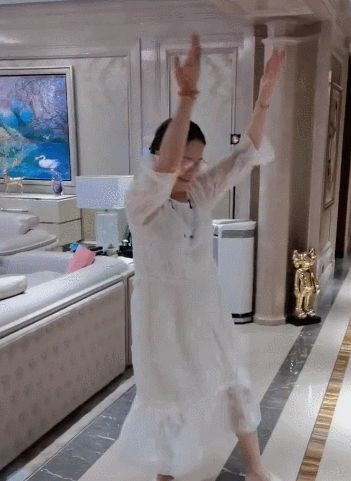 李小璐在豪宅为妈妈庆生,高龄妈妈跳舞助兴,爸爸也是十分的配合休闲区蓝鸢梦想 - Www.slyday.coM