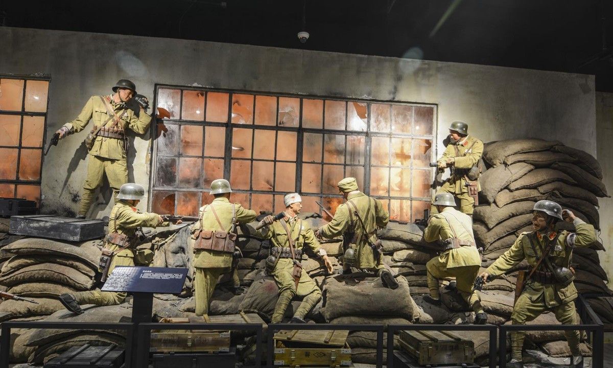 《八佰》中士兵扔手榴弹时,为何不直接扔,而是士兵抱着往下跳?