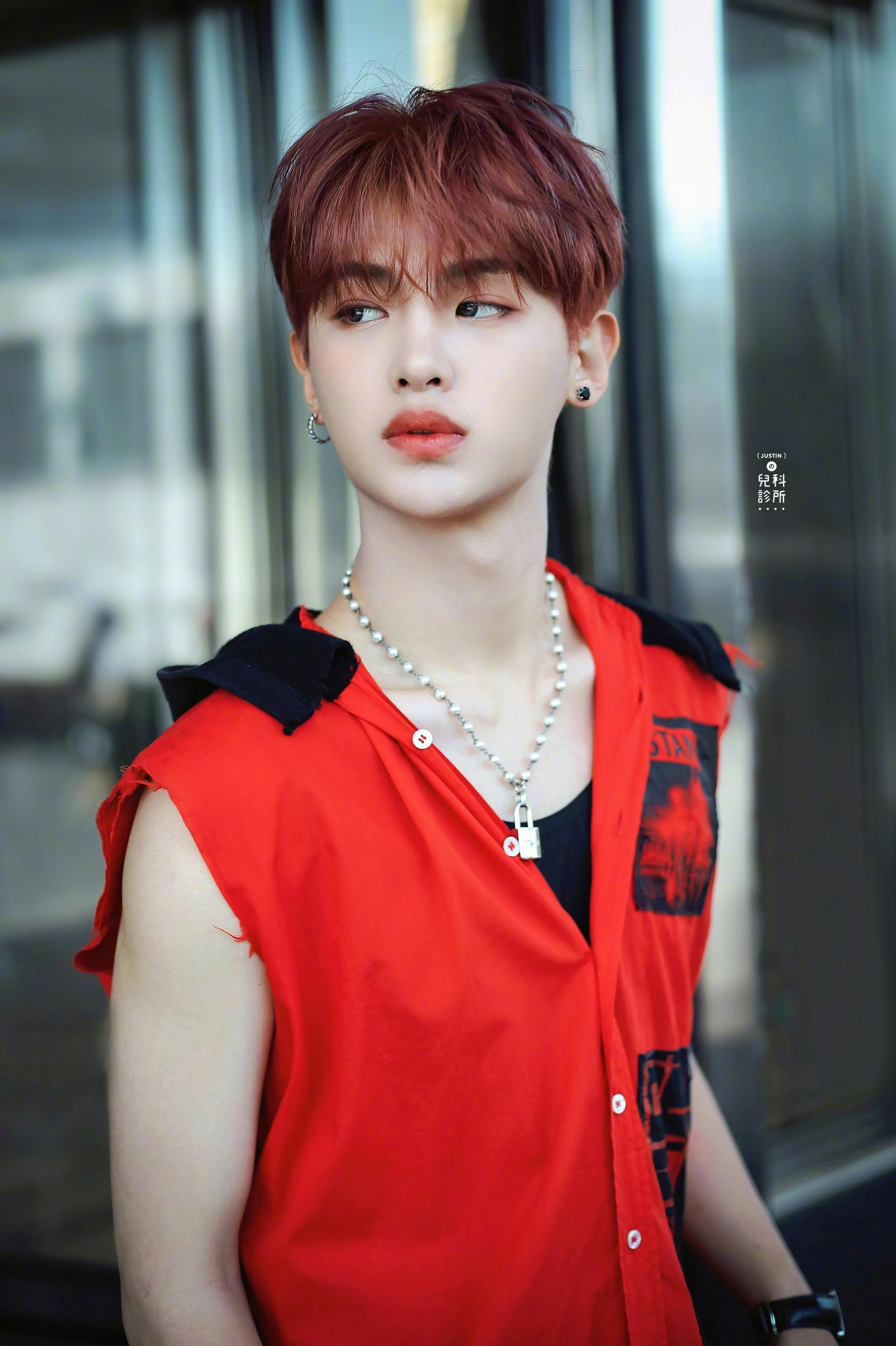 笑死,黄明昊的头发是粉色的,拍出来怎么就成了红色