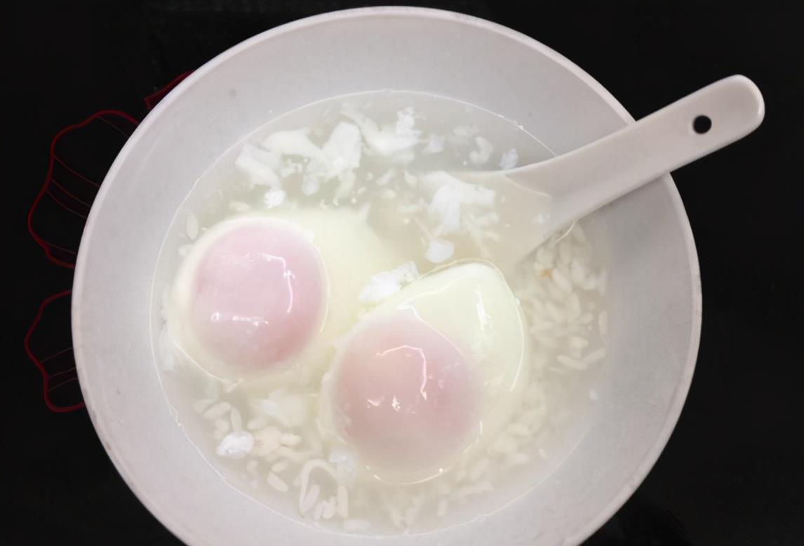 煮荷包蛋水开后多做两步鸡蛋不粘锅很完整