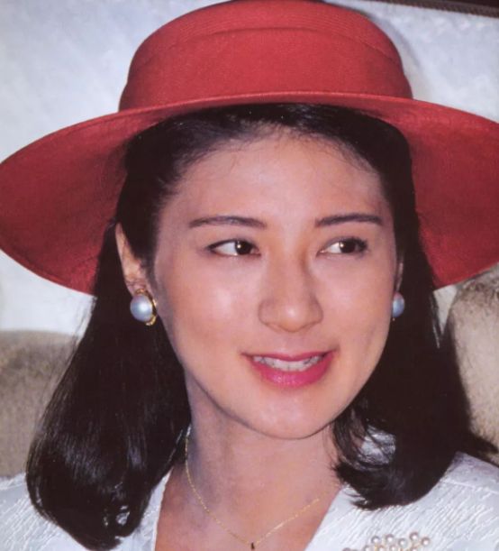良子皇后:折磨儿媳至死方休,小眼睛遗传给重孙女,浪费雅子基因