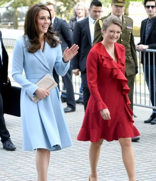 竖条纹连衣裙遮不住肚腩,粗壮的胳膊抢镜|纪尧姆|卢森堡|斯蒂芬妮