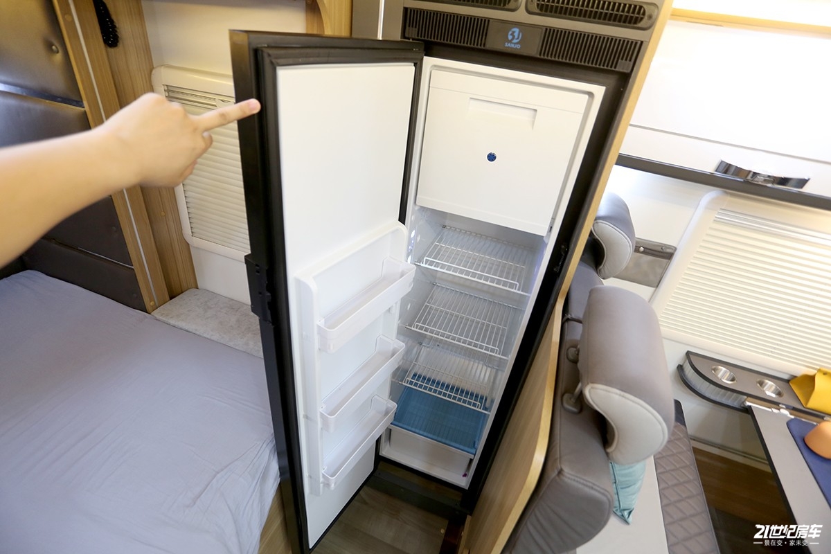 这家最新款自动挡双拓展房车什么来头?