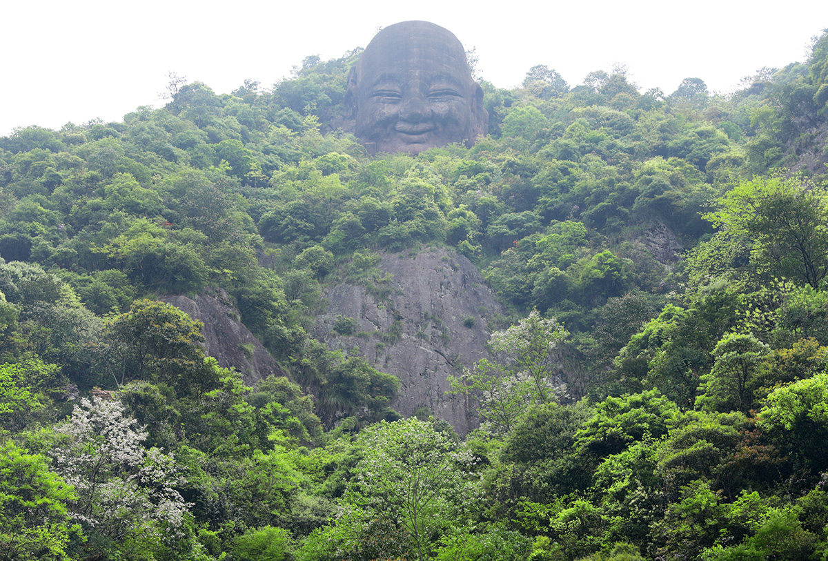 浙江有两处,佛是一座山,山是一尊佛