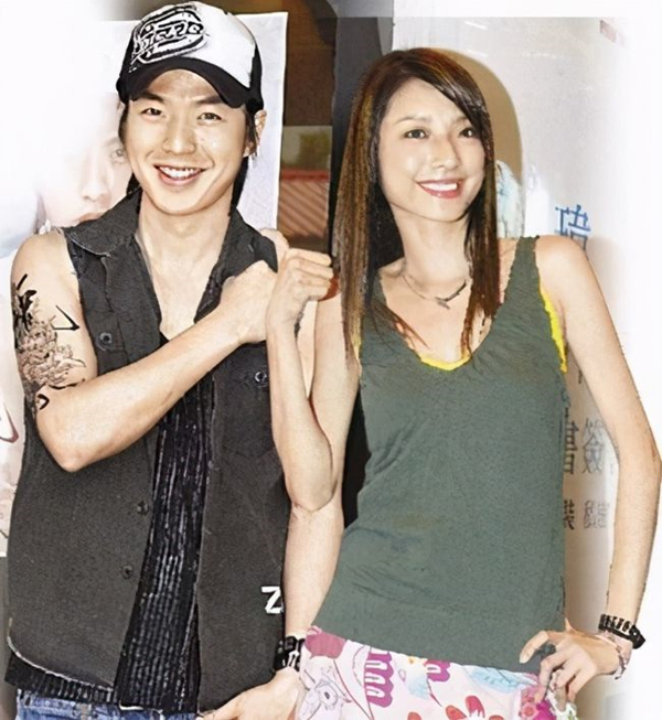 现改行卖茶几,一套价值百万,近照曝光显沧桑|李威|许玮伦|周渝民_新浪