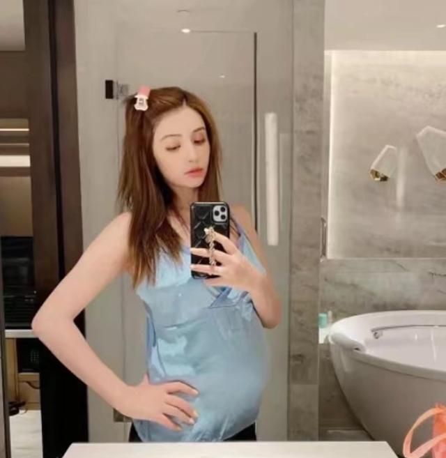 麦迪娜晒二胎孕肚照33岁素颜状态好真实这腿围太抢镜了
