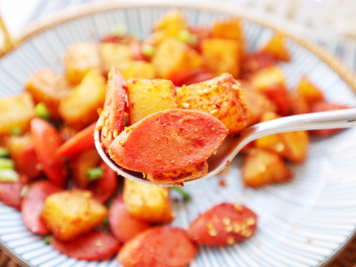 美味孜然土豆火腿肠,浓浓的烧烤味道,比买的还好吃