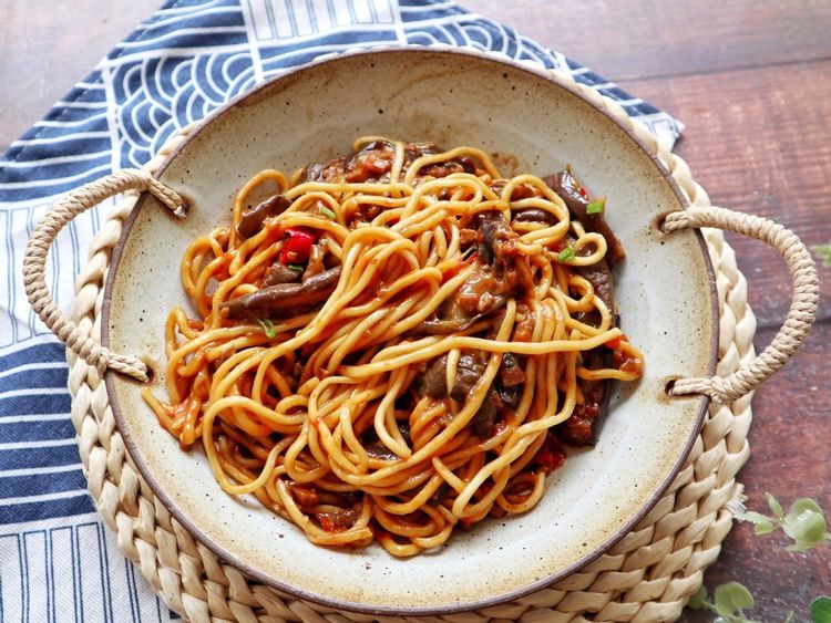 家常茄子焖面的做法,鲜嫩爽滑,好吃到停不下来,给肉都不换