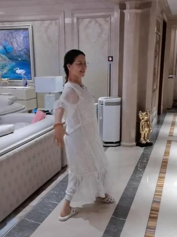 李小璐在豪宅为妈妈庆生,高龄妈妈跳舞助兴,爸爸也是十分的配合休闲区蓝鸢梦想 - Www.slyday.coM
