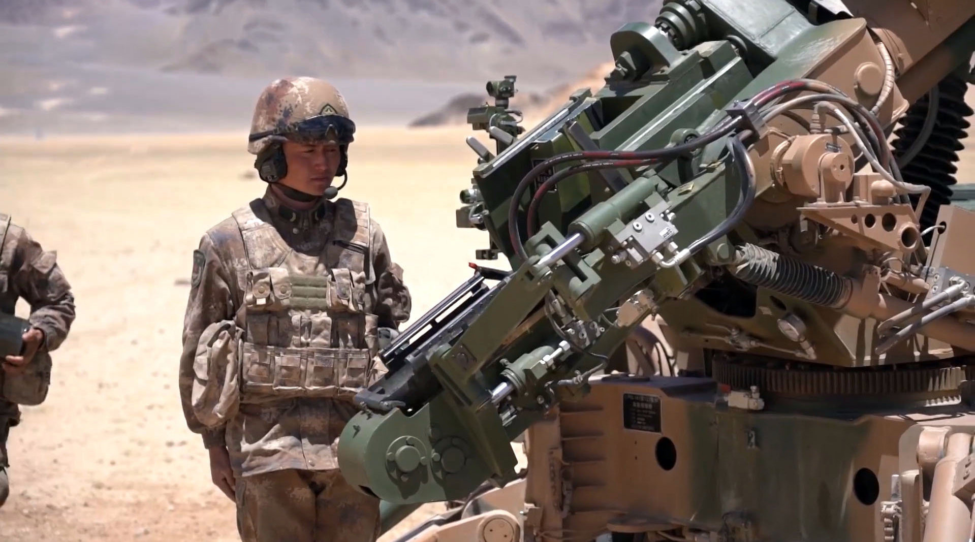 喀喇昆仑炮兵实弹射击演练场面震撼!