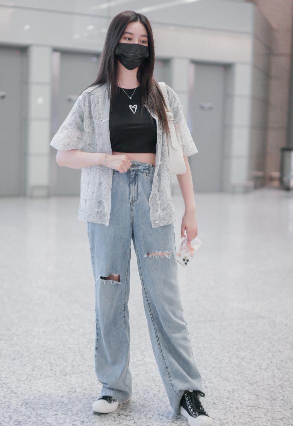 徐艺洋的女团身材真香穿炫腹装机场现身漫画腰抢镜