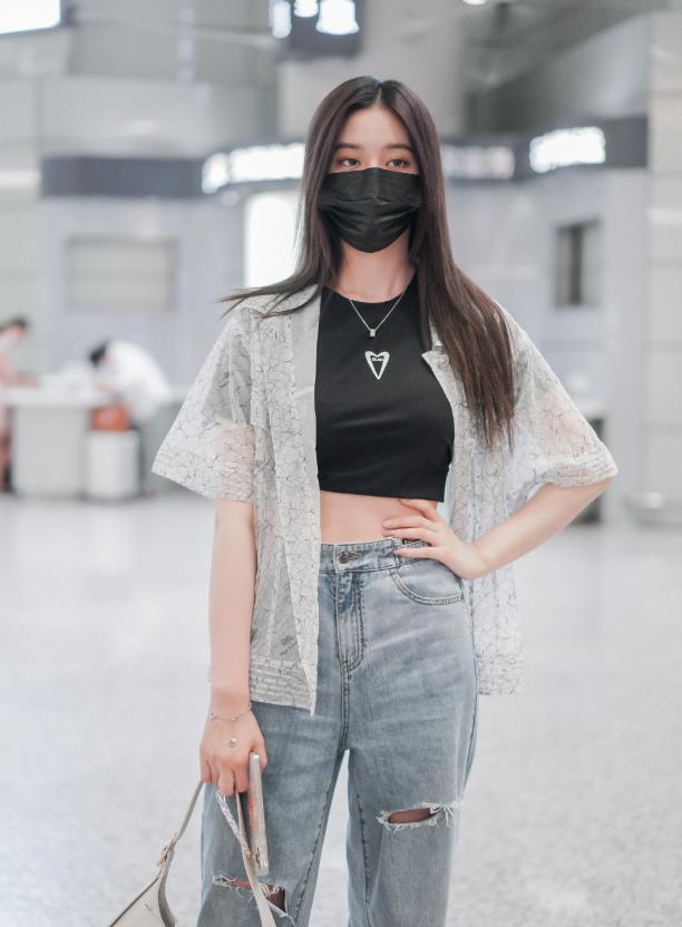 徐艺洋的女团身材真香穿炫腹装机场现身漫画腰抢镜