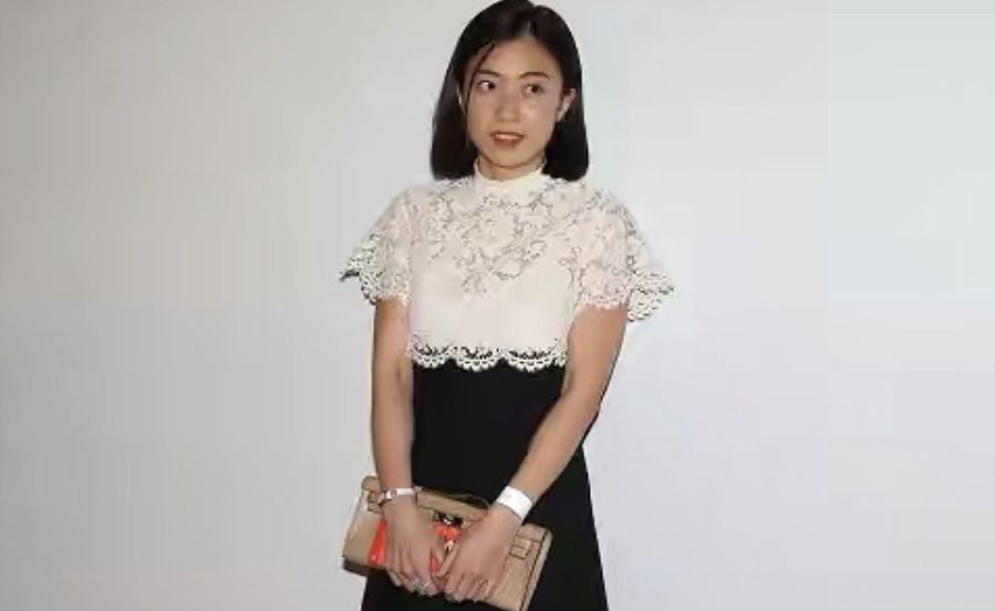 甘比黑纱裙配大背头亮相一身行头越来越有阔太范气质还没跟上