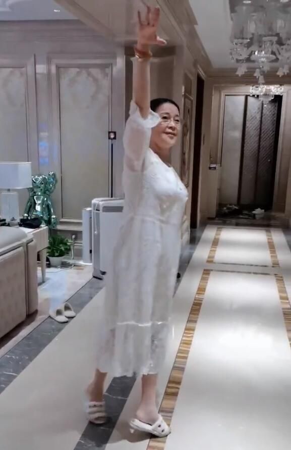 李小璐在豪宅为妈妈庆生,高龄妈妈跳舞助兴,爸爸也是十分的配合休闲区蓝鸢梦想 - Www.slyday.coM