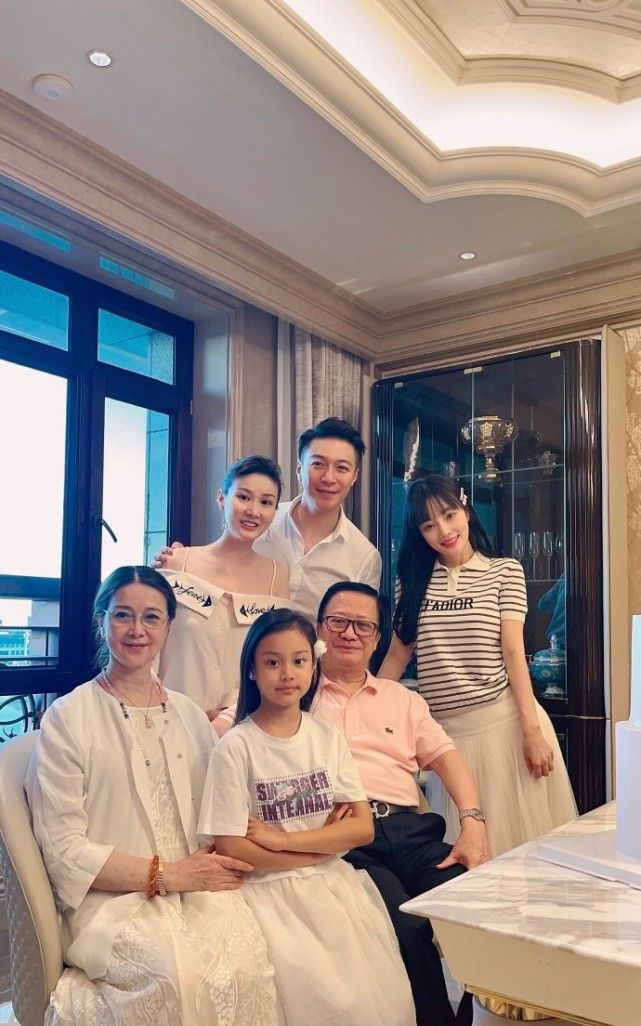 李小璐在豪宅为妈妈庆生,高龄妈妈跳舞助兴,爸爸也是十分的配合休闲区蓝鸢梦想 - Www.slyday.coM