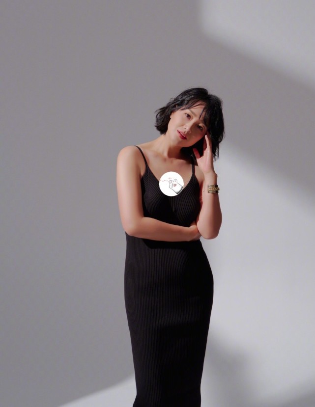 朱丹生完二胎穿衣更大胆!超低领 紧身裙不怕赘肉,却是最美状态