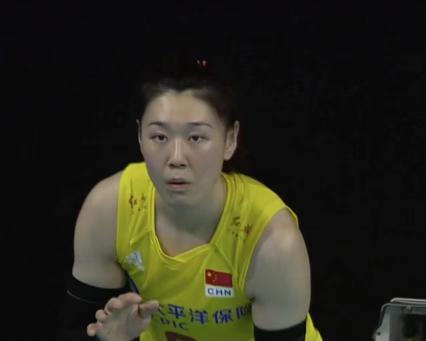 中国女排合影有玄机!球迷说:奥运会大名单是这12人吧!