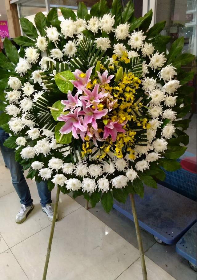 花圈和花篮有什么区别/花圈价格多少钱一个/花圈有哪些讲究