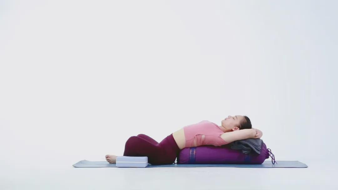 01▼ 解析瑜伽中"仰卧束角式",英文名为reclining bound angle pose