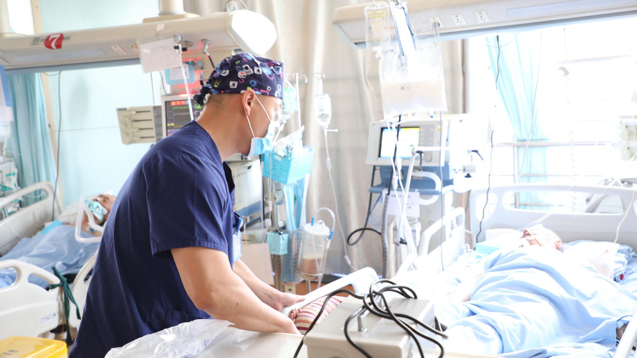 张蓓在兰州大学第二医院重症监护室照料病人.(新华社记者李杰摄)