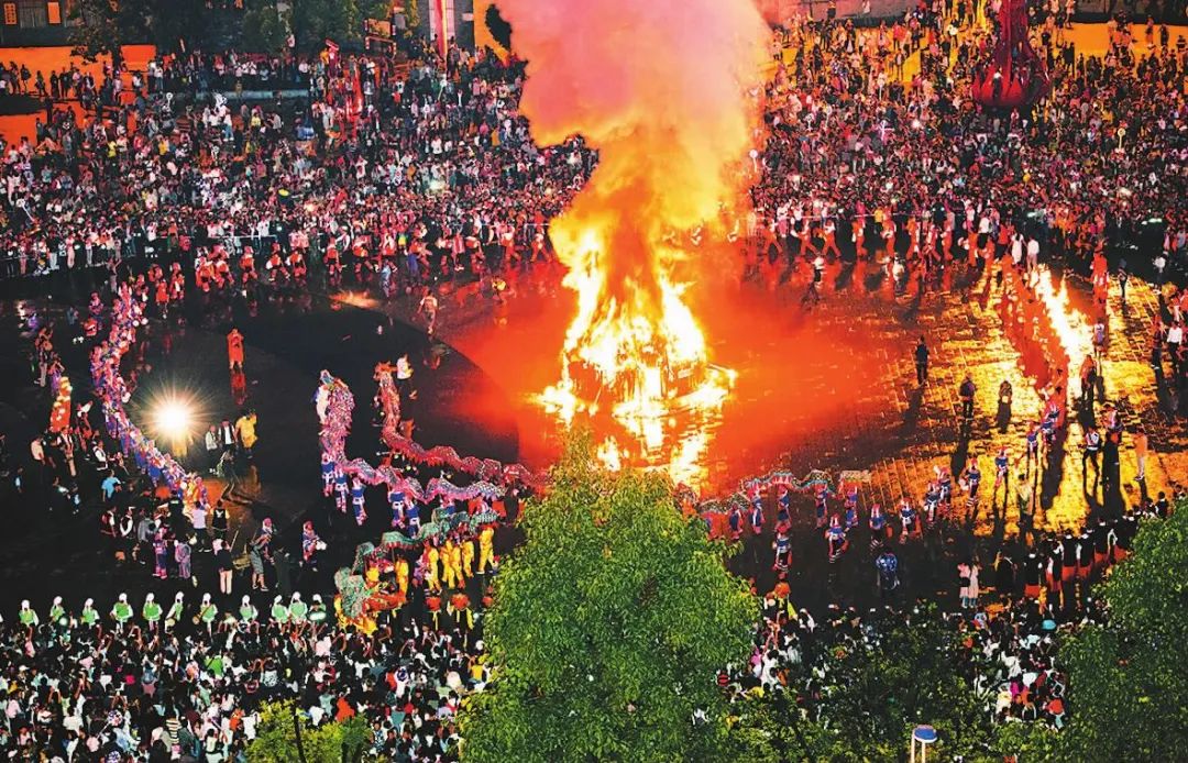 峨山火把节狂欢&nbsp; 图源:玉溪图库